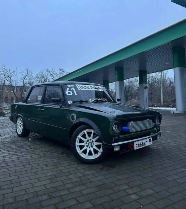 Продам ваз 2101 турбо по спеку в кратце: низ 1.5, разжат маслофорсы зазор поршень цилиндр 6 соток. на холодную может дымить. вообщем всё в гоночных кондициях гбц топ распилы каналов впуск и выпуск под коллектор валы стольник с подъемом 10.5, разрезные шестерни, тарелки д16т, пружины с преднатягом. собирали в ростове впускной коллектор клабтурбо. выпускной самовар турбина td 05-20g бездемпферная сцепа двух лепестковая металокерамика "клабтурбо" отсечка 8200 степень 8,2 коробка 4х ступка. 5 ступка не живёт, проверенно. электродуговая блокировка рычаги клабтурбо, сошки -90 не самовар, с правильным аккерманом. ступицы 08 аморты монро паджеро спорт. нива пружины. кулиса и ручник akan motortech эбу январь 7.2 настроена на диностенде колёсных! сил 352 кузов весь проварен, усилен, зашумлен окрас в два цвета по салону 2 ковша с салазками грядка датчиков, спидометр, выключатель массы хорошая музыка с усилителем 15 диски акб в багажнике цена 600 000₽ информация по телефону +794 📞 звоните: +7(949)4892059 - фотография - 1