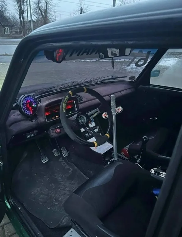 Продам ваз 2101 турбо по спеку в кратце: низ 1.5, разжат маслофорсы зазор поршень цилиндр 6 соток. на холодную может дымить. вообщем всё в гоночных кондициях гбц топ распилы каналов впуск и выпуск под коллектор валы стольник с подъемом 10.5, разрезные шестерни, тарелки д16т, пружины с преднатягом. собирали в ростове впускной коллектор клабтурбо. выпускной самовар турбина td 05-20g бездемпферная сцепа двух лепестковая металокерамика "клабтурбо" отсечка 8200 степень 8,2 коробка 4х ступка. 5 ступка не живёт, проверенно. электродуговая блокировка рычаги клабтурбо, сошки -90 не самовар, с правильным аккерманом. ступицы 08 аморты монро паджеро спорт. нива пружины. кулиса и ручник akan motortech эбу январь 7.2 настроена на диностенде колёсных! сил 352 кузов весь проварен, усилен, зашумлен окрас в два цвета по салону 2 ковша с салазками грядка датчиков, спидометр, выключатель массы хорошая музыка с усилителем 15 диски акб в багажнике цена 600 000₽ информация по телефону +794 📞 звоните: +7(949)4892059 - фотография - 3