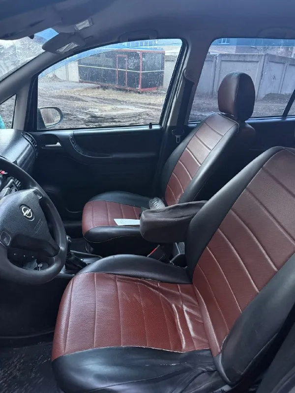 Продам автомобиль 7ми местный! opel зафира 2004 года выпуска, автомат, не пинает переключает как надо, мотор в хорошем состоянии масло не жрет! 1.8 енакиево требует не много вложений, нужно сделать замок зажигания, не хватает пластика по салону, по аркам порогам есть коррозии, не критично! г енакиево. цена данного чуда 260 тысяч рублей, хороший торг +79496323138 📞 звоните: +7(949)6323138 - фотография - 7