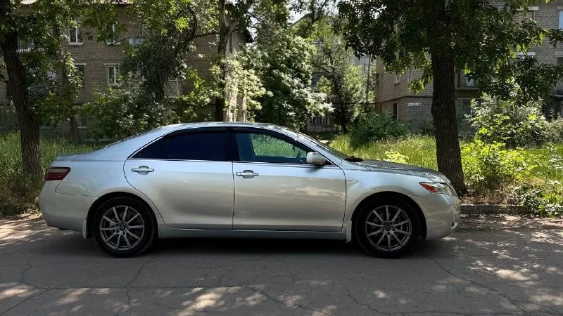 Продам toyota camry xv40, 2006 г. в. объем двигателя 2.4 л. техническое состояние хорошее, автомобиль обслуживается вовремя. стоят диски r17, комплект летней и зимней резины. есть автозапуск. установлено пропан, вписан в птс. автоматическая коробка передач, в 2024 году производился капремонт. кондиционер работает исправно. двигатель масло не расходует. автомобиль комфортный, прост в ремонте и обслуживании, надёжен и неприхотлив. подойдёт как для города, так и для дальних поездок. в одной семье с 2019 года. цена: 900 тысяч рублей + торг. я собственник. +79494087350 📞 звоните: +7(949)4087350 - фотография - 2