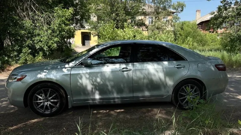 Продам toyota camry xv40, 2006 г. в. объем двигателя 2.4 л. техническое состояние хорошее, автомобиль обслуживается вовремя. стоят диски r17, комплект летней и зимней резины. есть автозапуск. установлено пропан, вписан в птс. автоматическая коробка передач, в 2024 году производился капремонт. кондиционер работает исправно. двигатель масло не расходует. автомобиль комфортный, прост в ремонте и обслуживании, надёжен и неприхотлив. подойдёт как для города, так и для дальних поездок. в одной семье с 2019 года. цена: 900 тысяч рублей + торг. я собственник. +79494087350 📞 звоните: +7(949)4087350 - фотография - 4