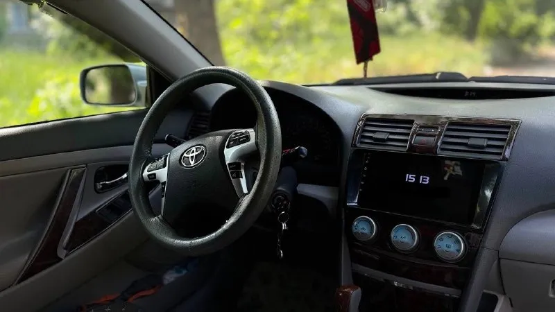 Продам toyota camry xv40, 2006 г. в. объем двигателя 2.4 л. техническое состояние хорошее, автомобиль обслуживается вовремя. стоят диски r17, комплект летней и зимней резины. есть автозапуск. установлено пропан, вписан в птс. автоматическая коробка передач, в 2024 году производился капремонт. кондиционер работает исправно. двигатель масло не расходует. автомобиль комфортный, прост в ремонте и обслуживании, надёжен и неприхотлив. подойдёт как для города, так и для дальних поездок. в одной семье с 2019 года. цена: 900 тысяч рублей + торг. я собственник. +79494087350 📞 звоните: +7(949)4087350 - фотография - 6