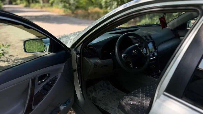 Продам toyota camry xv40, 2006 г. в. объем двигателя 2.4 л. техническое состояние хорошее, автомобиль обслуживается вовремя. стоят диски r17, комплект летней и зимней резины. есть автозапуск. установлено пропан, вписан в птс. автоматическая коробка передач, в 2024 году производился капремонт. кондиционер работает исправно. двигатель масло не расходует. автомобиль комфортный, прост в ремонте и обслуживании, надёжен и неприхотлив. подойдёт как для города, так и для дальних поездок. в одной семье с 2019 года. цена: 900 тысяч рублей + торг. я собственник. +79494087350 📞 звоните: +7(949)4087350 - фотография - 7