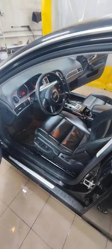 Продам audi а6 с6. пробег 272000 км. год 2008. владею машиной 3 года. 2.4 bdw. v6. вариатор за период эксплуатации данного автомобиля производилась замена масла каждые 5-7 тысяч км. при моем владении красилась задняя арка, так как при езде появился скол из-за отсутствия брызговиков на данной модели. при пробеге в 200000 была замена цепи и натяжителей. в том году был заменен компрессор кондиционера, радиотор кондиционера, радиатор салона кондиционера, и осушитель и заправлена система климата. и термостат и колечки на впускном коллекторе. по лакокрасочному покрытию, в состоянии для своих лет присутствуют царапинки, потертости, но ничего критичного. установлена мультимедиа, приятная и оригинальная. по электрики все работает. салон чистый опрятный, не прокуренный, в идеальном заводском состоянии, ничего не перетягивалось, и не трогалось все как с завода, кожа не потерта. за машину хочу 899000 руб 📲 tg: александр 📞 звоните: +7(949)3923522 - фотография - 4