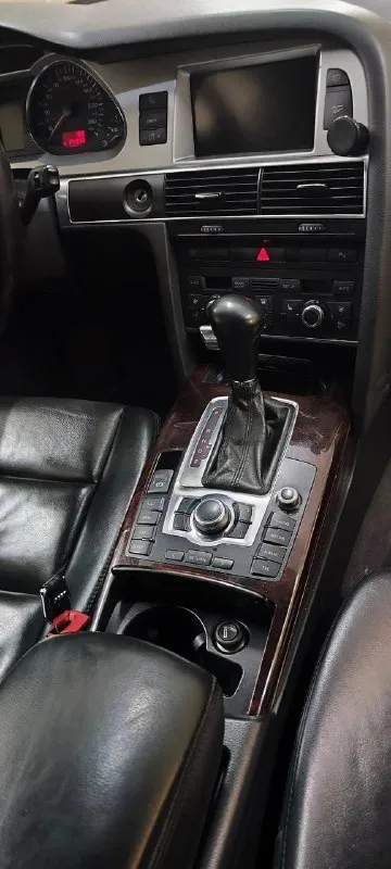 Продам audi а6 с6. пробег 272000 км. год 2008. владею машиной 3 года. 2.4 bdw. v6. вариатор за период эксплуатации данного автомобиля производилась замена масла каждые 5-7 тысяч км. при моем владении красилась задняя арка, так как при езде появился скол из-за отсутствия брызговиков на данной модели. при пробеге в 200000 была замена цепи и натяжителей. в том году был заменен компрессор кондиционера, радиотор кондиционера, радиатор салона кондиционера, и осушитель и заправлена система климата. и термостат и колечки на впускном коллекторе. по лакокрасочному покрытию, в состоянии для своих лет присутствуют царапинки, потертости, но ничего критичного. установлена мультимедиа, приятная и оригинальная. по электрики все работает. салон чистый опрятный, не прокуренный, в идеальном заводском состоянии, ничего не перетягивалось, и не трогалось все как с завода, кожа не потерта. за машину хочу 899000 руб 📲 tg: александр 📞 звоните: +7(949)3923522 - фотография - 5