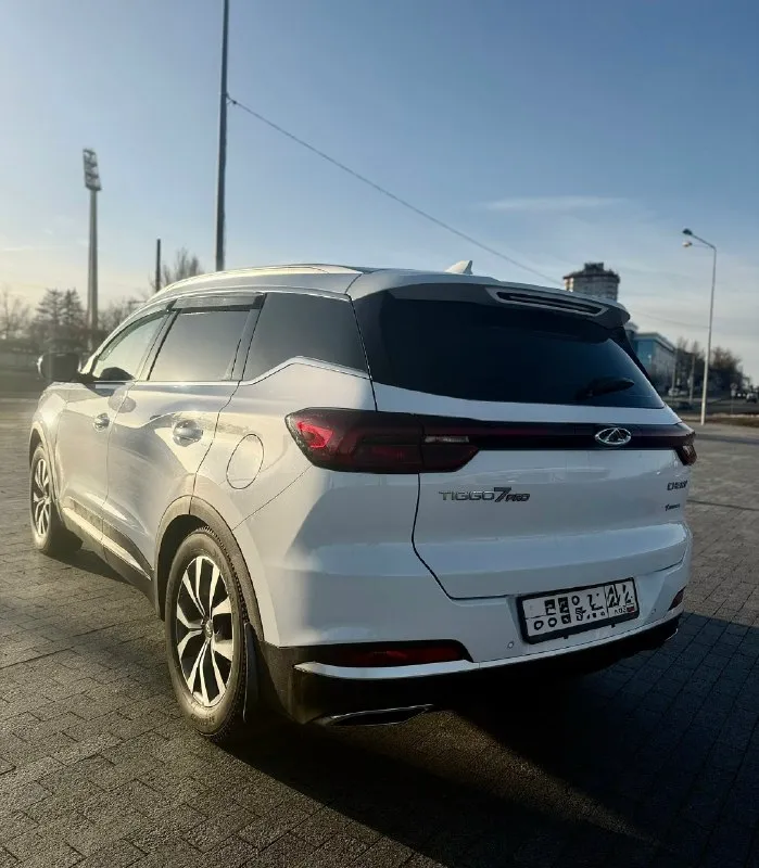 Chery tiggo 7 pro в максимальной комплектации! ✅родной пробег 64т. км ✅без подкрасов, без дтп в эксплуатации с 2022 года. комплектация включает в себя : мультируль, безключевой доступ, start-stop, электроручник, carplay, датчик дождя и света, подогревы сидений, дневные ходовые огни, управление телефоном, автозапуск, беспроводная зарядка, камера заднего вида, камеры 360, люк, панорама, новая зимняя резина, все стеклоподъемники, 2-зонный климат-контроль, большой экран мультимедиа, подогрев переднего и заднего стекол, подогрев руля, помощь при спуске, кожаный салон, 2 ключа. видео по запросу. цена 1.680.000р телефон: +7 (949) 404-97-78 если не дозвонились пишите в телеграмм или whatsapp. 📞 🇷🇺 звоните: +79494049778 - фотография - 2