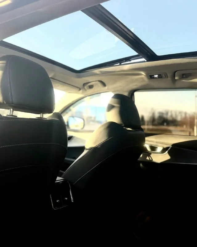 Chery tiggo 7 pro в максимальной комплектации! ✅родной пробег 64т. км ✅без подкрасов, без дтп в эксплуатации с 2022 года. комплектация включает в себя : мультируль, безключевой доступ, start-stop, электроручник, carplay, датчик дождя и света, подогревы сидений, дневные ходовые огни, управление телефоном, автозапуск, беспроводная зарядка, камера заднего вида, камеры 360, люк, панорама, новая зимняя резина, все стеклоподъемники, 2-зонный климат-контроль, большой экран мультимедиа, подогрев переднего и заднего стекол, подогрев руля, помощь при спуске, кожаный салон, 2 ключа. видео по запросу. цена 1.680.000р телефон: +7 (949) 404-97-78 если не дозвонились пишите в телеграмм или whatsapp. 📞 🇷🇺 звоните: +79494049778 - фотография - 3