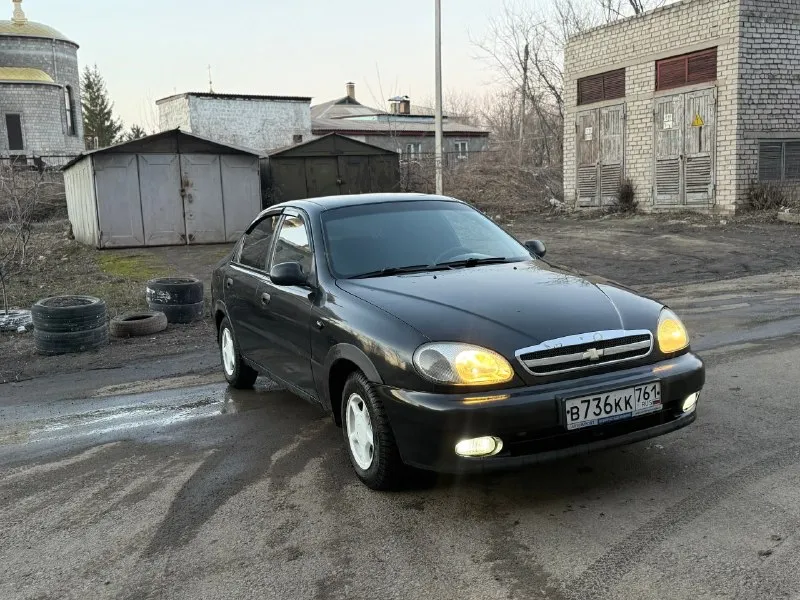 В продаже chevrolet lanos sx 1.5 mt 2008год. кондиционер, гур. автомобиль в достойном состоянии не требует не каких вложений, мотор после капитального ремонта делался в августе того года! стоит новый стартер! ходовка не стучит. резина новая зимняя на титанах! лето на штампах ! салон чистый, оптика хорошая! кузов в достойном состоянии, мелкие нюансы есть, варить не чего не нужно! пороги уже стоят новые !! дно в идеальном состоянии! документы в полном порядке! обмен не интересует! цена: 250,000.торг возле багажника ! перевальск - алчевск ! +79591208211 📞 звоните: +7(959)1208211 - фотография - 3