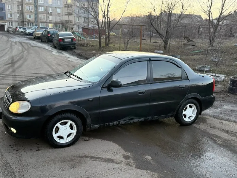 В продаже chevrolet lanos sx 1.5 mt 2008год. кондиционер, гур. автомобиль в достойном состоянии не требует не каких вложений, мотор после капитального ремонта делался в августе того года! стоит новый стартер! ходовка не стучит. резина новая зимняя на титанах! лето на штампах ! салон чистый, оптика хорошая! кузов в достойном состоянии, мелкие нюансы есть, варить не чего не нужно! пороги уже стоят новые !! дно в идеальном состоянии! документы в полном порядке! обмен не интересует! цена: 250,000.торг возле багажника ! перевальск - алчевск ! +79591208211 📞 звоните: +7(959)1208211 - фотография - 4