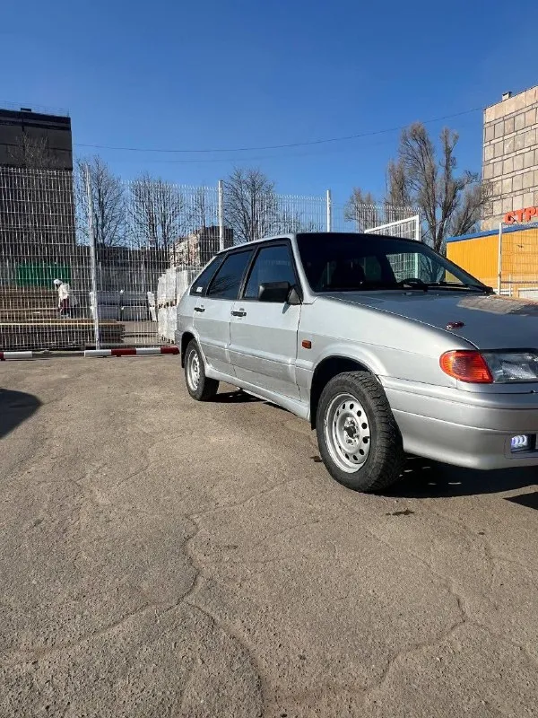 Продам продам ваз 2114 2004г. (чепырка). состояние нормальное сел поехал. машина не труха. мотор тянет бодро, коробка не выбивает не хрустит все четко. много чего зделано и меняно. все что должно работать все работает. есть моменты по лкп не критично машина не новая. машина обслужена новый антифриз, датчики, помпа, ролик грм ремень, масло. новый лобовик!тормоза+вакумник. короче долго перечислять. ручник работает. резина хорошая зима шипованая. на лето скину. передние электро подъёмники. не плохая музыка+саб. магнитола норм. хочу 230₽ реальному покупателю торг. я не хозяин связь есть. стс, птс, дкп. без штрафов, запретов, арестов и т. д и т. п. местоположение город харцызск цена 230.000 тыс. руб+торг остальные вопросы по телефону сотовый +79494906447 - фотография - 4