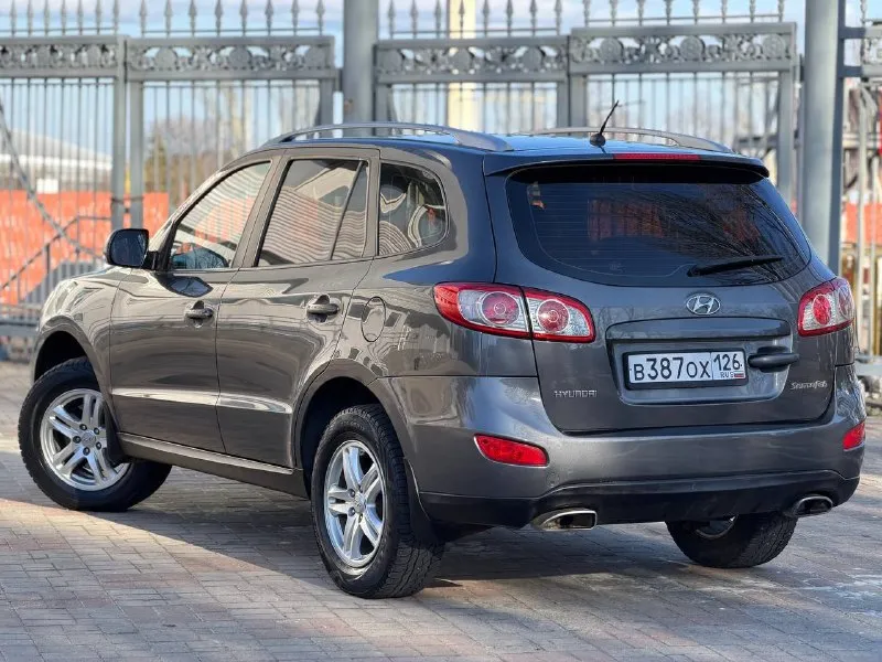 Hyundai santa fe год выпуска: 2011 двигатель: бензин 2.4 коробка: механика 6-ст пробег: 188.000км ✅2 владельца за все время ✅птс оригинал ✅без дтп ✅родной окрас за исключением одной детали (заднее левое крыло) косметический окрас была притертость не дтп!!! ✅все стекла родные включая лобовое стекло ✅салон на лакированном красивом дереве ✅климат контроль 2-х зон ✅подогрев сидений 2 режима ✅мультируль ✅штатная акустика с магнитолой ✅обогрев лобового стекла ✅4 эл стеклоподъемника ✅эл регулировка зеркал ✅птф ✅новая зима на дисках 17 радиуса ✅2 комплекта ключей с сигнализацией ✅сервисные книжки автомобиль в идеальнейшем состоянии для своих лет, родной окрас за исключением заднего левого крыла(был косметический окрас)не дтп!!! коробка 6-ст пререклбчает отлично не выбивает не разболтана! подвеска вся обслужена от а до я ничего делать не нужно! расход 7-8л! авто в редчайшем состоянии с южного края ставрополь цена 1.100.000 рублей торг у капота реальному покупателю! +79495205833 александр - фотография - 1