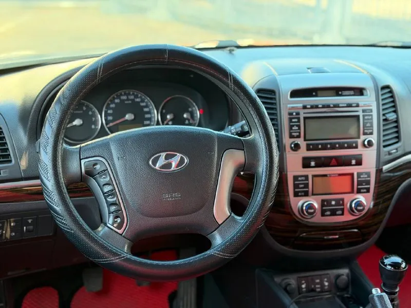 Hyundai santa fe год выпуска: 2011 двигатель: бензин 2.4 коробка: механика 6-ст пробег: 188.000км ✅2 владельца за все время ✅птс оригинал ✅без дтп ✅родной окрас за исключением одной детали (заднее левое крыло) косметический окрас была притертость не дтп!!! ✅все стекла родные включая лобовое стекло ✅салон на лакированном красивом дереве ✅климат контроль 2-х зон ✅подогрев сидений 2 режима ✅мультируль ✅штатная акустика с магнитолой ✅обогрев лобового стекла ✅4 эл стеклоподъемника ✅эл регулировка зеркал ✅птф ✅новая зима на дисках 17 радиуса ✅2 комплекта ключей с сигнализацией ✅сервисные книжки автомобиль в идеальнейшем состоянии для своих лет, родной окрас за исключением заднего левого крыла(был косметический окрас)не дтп!!! коробка 6-ст пререклбчает отлично не выбивает не разболтана! подвеска вся обслужена от а до я ничего делать не нужно! расход 7-8л! авто в редчайшем состоянии с южного края ставрополь цена 1.100.000 рублей торг у капота реальному покупателю! +79495205833 александр - фотография - 3