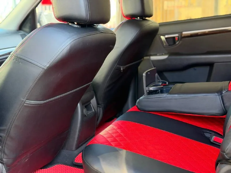 Hyundai santa fe год выпуска: 2011 двигатель: бензин 2.4 коробка: механика 6-ст пробег: 188.000км ✅2 владельца за все время ✅птс оригинал ✅без дтп ✅родной окрас за исключением одной детали (заднее левое крыло) косметический окрас была притертость не дтп!!! ✅все стекла родные включая лобовое стекло ✅салон на лакированном красивом дереве ✅климат контроль 2-х зон ✅подогрев сидений 2 режима ✅мультируль ✅штатная акустика с магнитолой ✅обогрев лобового стекла ✅4 эл стеклоподъемника ✅эл регулировка зеркал ✅птф ✅новая зима на дисках 17 радиуса ✅2 комплекта ключей с сигнализацией ✅сервисные книжки автомобиль в идеальнейшем состоянии для своих лет, родной окрас за исключением заднего левого крыла(был косметический окрас)не дтп!!! коробка 6-ст пререклбчает отлично не выбивает не разболтана! подвеска вся обслужена от а до я ничего делать не нужно! расход 7-8л! авто в редчайшем состоянии с южного края ставрополь цена 1.100.000 рублей торг у капота реальному покупателю! +79495205833 александр - фотография - 4