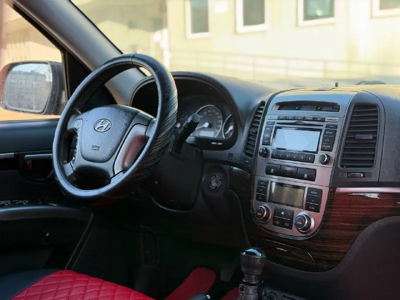 Hyundai santa fe год выпуска: 2011 двигатель: бензин 2.4 коробка: механика 6-ст пробег: 188.000км ✅2 владельца за все время ✅птс оригинал ✅без дтп ✅родной окрас за исключением одной детали (заднее левое крыло) косметический окрас была притертость не дтп!!! ✅все стекла родные включая лобовое стекло ✅салон на лакированном красивом дереве ✅климат контроль 2-х зон ✅подогрев сидений 2 режима ✅мультируль ✅штатная акустика с магнитолой ✅обогрев лобового стекла ✅4 эл стеклоподъемника ✅эл регулировка зеркал ✅птф ✅новая зима на дисках 17 радиуса ✅2 комплекта ключей с сигнализацией ✅сервисные книжки автомобиль в идеальнейшем состоянии для своих лет, родной окрас за исключением заднего левого крыла(был косметический окрас)не дтп!!! коробка 6-ст пререклбчает отлично не выбивает не разболтана! подвеска вся обслужена от а до я ничего делать не нужно! расход 7-8л! авто в редчайшем состоянии с южного края ставрополь цена 1.100.000 рублей торг у капота реальному покупателю! +79495205833 александр - фотография - 5