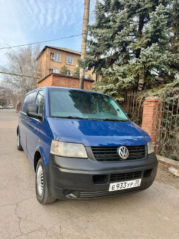 Продам volkswagen t5 1.9 tdi 2006 год грузовой фургон в длинной базе (long), 2 сдвижные двери, кузов изотермический, авто в отличном состоянии, двигатель работает идеально, масло не ест, запускается в любой мороз, кузов в хорошем состоянии для своих лет, турбина работает идеально, коробка 5ст переключается легко, ничего не хрустит и не выбивает, не давно меняли сцепление, по электрике все работает, ходовая часть перебрана, топливный фильтр новый, в фарах стоят led линзы, пробег автомобиля 284 000км, комплектация: 2эл подъемника, эл зеркала с подогревом, abs, asc, резина лето, остаток нормальный, авто готово к работе, сел и поехал) авто пригнано с германии в 2011 году, с тех пор 2 владельца есть видео работы двигателя, скину по запросу! осмотр в макеевке ✅ цена 875 000 руб ✅ звоните: +79495570537 феникс либо +79920409993 теле2 📞 🇷🇺 звоните: +79495570537 - фотография - 1