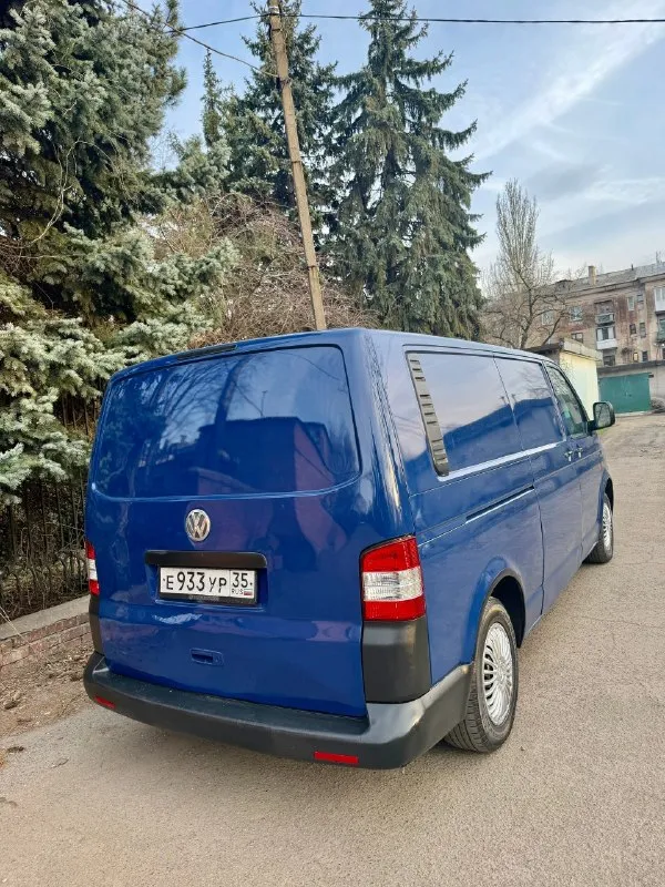 Продам volkswagen t5 1.9 tdi 2006 год грузовой фургон в длинной базе (long), 2 сдвижные двери, кузов изотермический, авто в отличном состоянии, двигатель работает идеально, масло не ест, запускается в любой мороз, кузов в хорошем состоянии для своих лет, турбина работает идеально, коробка 5ст переключается легко, ничего не хрустит и не выбивает, не давно меняли сцепление, по электрике все работает, ходовая часть перебрана, топливный фильтр новый, в фарах стоят led линзы, пробег автомобиля 284 000км, комплектация: 2эл подъемника, эл зеркала с подогревом, abs, asc, резина лето, остаток нормальный, авто готово к работе, сел и поехал) авто пригнано с германии в 2011 году, с тех пор 2 владельца есть видео работы двигателя, скину по запросу! осмотр в макеевке ✅ цена 875 000 руб ✅ звоните: +79495570537 феникс либо +79920409993 теле2 📞 🇷🇺 звоните: +79495570537 - фотография - 3