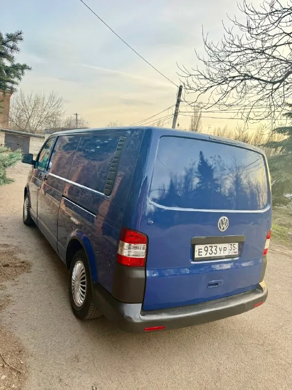 Продам volkswagen t5 1.9 tdi 2006 год грузовой фургон в длинной базе (long), 2 сдвижные двери, кузов изотермический, авто в отличном состоянии, двигатель работает идеально, масло не ест, запускается в любой мороз, кузов в хорошем состоянии для своих лет, турбина работает идеально, коробка 5ст переключается легко, ничего не хрустит и не выбивает, не давно меняли сцепление, по электрике все работает, ходовая часть перебрана, топливный фильтр новый, в фарах стоят led линзы, пробег автомобиля 284 000км, комплектация: 2эл подъемника, эл зеркала с подогревом, abs, asc, резина лето, остаток нормальный, авто готово к работе, сел и поехал) авто пригнано с германии в 2011 году, с тех пор 2 владельца есть видео работы двигателя, скину по запросу! осмотр в макеевке ✅ цена 875 000 руб ✅ звоните: +79495570537 феникс либо +79920409993 теле2 📞 🇷🇺 звоните: +79495570537 - фотография - 4
