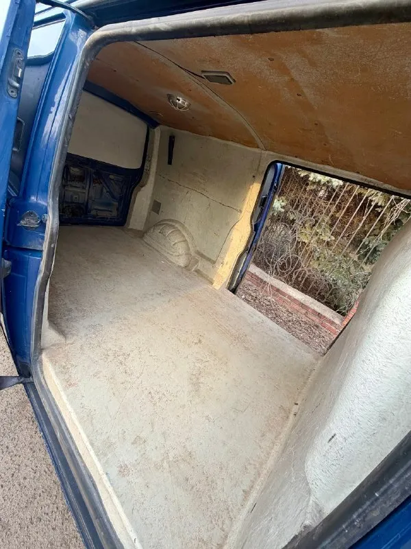 Продам volkswagen t5 1.9 tdi 2006 год грузовой фургон в длинной базе (long), 2 сдвижные двери, кузов изотермический, авто в отличном состоянии, двигатель работает идеально, масло не ест, запускается в любой мороз, кузов в хорошем состоянии для своих лет, турбина работает идеально, коробка 5ст переключается легко, ничего не хрустит и не выбивает, не давно меняли сцепление, по электрике все работает, ходовая часть перебрана, топливный фильтр новый, в фарах стоят led линзы, пробег автомобиля 284 000км, комплектация: 2эл подъемника, эл зеркала с подогревом, abs, asc, резина лето, остаток нормальный, авто готово к работе, сел и поехал) авто пригнано с германии в 2011 году, с тех пор 2 владельца есть видео работы двигателя, скину по запросу! осмотр в макеевке ✅ цена 875 000 руб ✅ звоните: +79495570537 феникс либо +79920409993 теле2 📞 🇷🇺 звоните: +79495570537 - фотография - 7