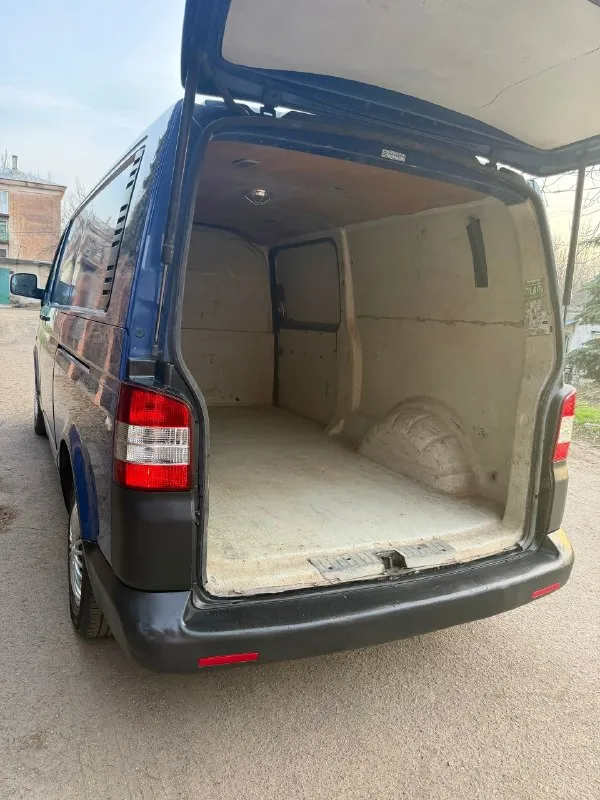 Продам volkswagen t5 1.9 tdi 2006 год грузовой фургон в длинной базе (long), 2 сдвижные двери, кузов изотермический, авто в отличном состоянии, двигатель работает идеально, масло не ест, запускается в любой мороз, кузов в хорошем состоянии для своих лет, турбина работает идеально, коробка 5ст переключается легко, ничего не хрустит и не выбивает, не давно меняли сцепление, по электрике все работает, ходовая часть перебрана, топливный фильтр новый, в фарах стоят led линзы, пробег автомобиля 284 000км, комплектация: 2эл подъемника, эл зеркала с подогревом, abs, asc, резина лето, остаток нормальный, авто готово к работе, сел и поехал) авто пригнано с германии в 2011 году, с тех пор 2 владельца есть видео работы двигателя, скину по запросу! осмотр в макеевке ✅ цена 875 000 руб ✅ звоните: +79495570537 феникс либо +79920409993 теле2 📞 🇷🇺 звоните: +79495570537 - фотография - 8