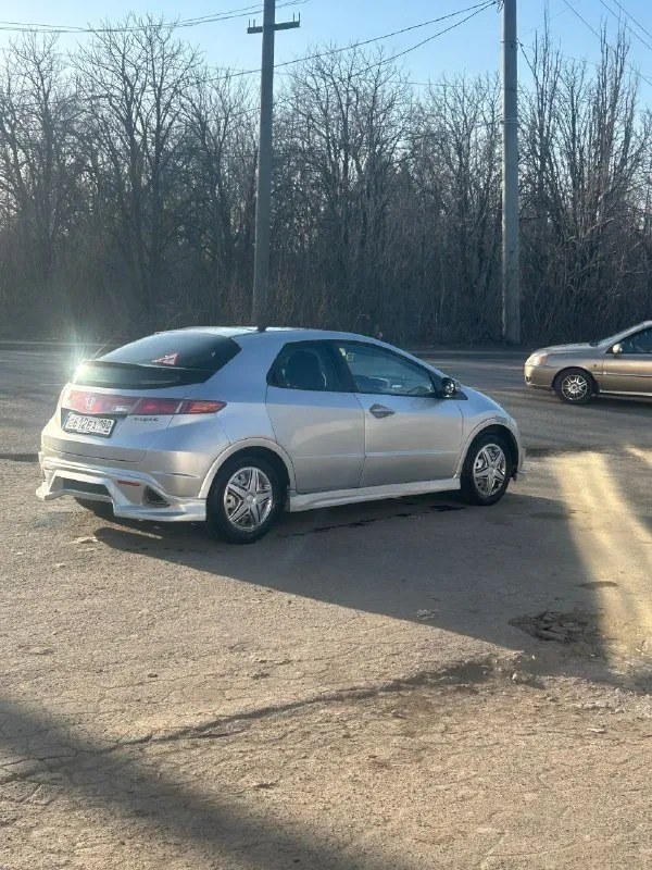 🟢🟢🟢 срочная продажа 🟢🟢🟢 🚗 honda civic 5d 2007 года, рестайлинг от завода. надежный и экономичный хэтчбек с пробегом 240 тыс. км. авто находится в хорошем техническом состоянии. двигатель 1.799 л. 🚗хорошая комплектация:климат и круиз -контроли, подогрев сидений, датчики света и дождя. все системы работают исправно. 🚗по кузову состояние нормальное, соответствует возрасту, есть небольшие дефекты (вышлю в лс). по ходовой части все ровно. машина полностью на ходу и прослужит еще очень долго. 🚗в салоне не курили, все расходники менялись во время, каждые 5000 км 💳 цена 800 тыс. руб донецк +79495049597 анна - фотография - 5