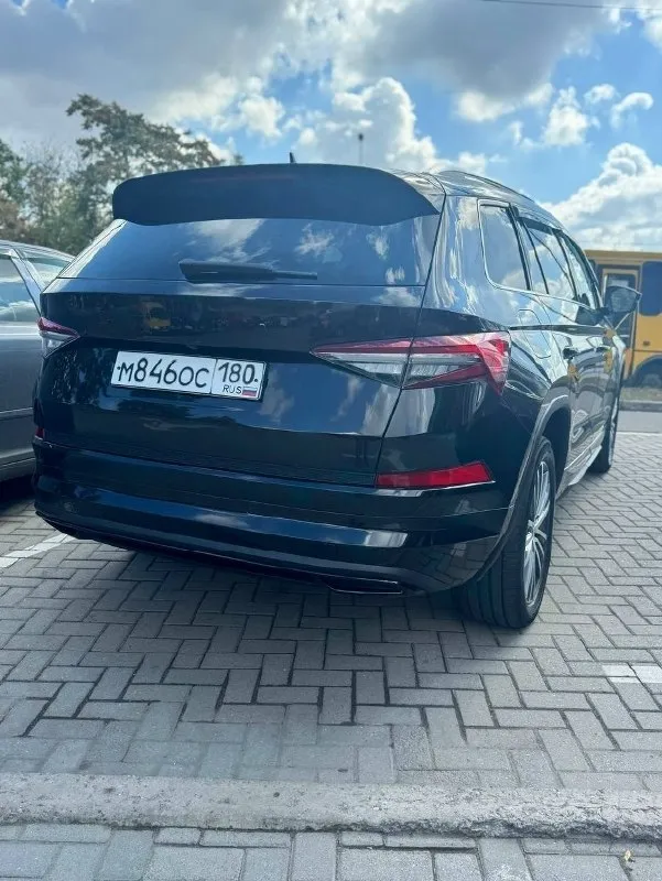 Продам срочно skoda kodiaq. в самой максимальной комплектации laurin & klement. есть все. skoda kodiaq, 2.0 амт, 180 л. с. 2022, оригинальный пробег 172.000км. по салону ничего не затерто, все в отличном состоянии! официальный авто, в самой топовой комплектации. покупался в салоне в 2022 году. не бита, не крашена. авто в идеальном состоянии как по салону, так и по кузову. первый владелец. переоформление любое. мотор работает ровно, не троит, (пробег 70% трасса) морда в пленке. коробка без рывков и пинков. вложений абсолютно никаких не требует. любые проверки на ваших сто, за ваш счет. осмотр донецк-ростов. цена: 3.300.000, торг. заинтересованных прошу обращаться по телефону +79494999366 тг @ragib_001 📞 звоните: +7(949)4999366 - фотография - 2