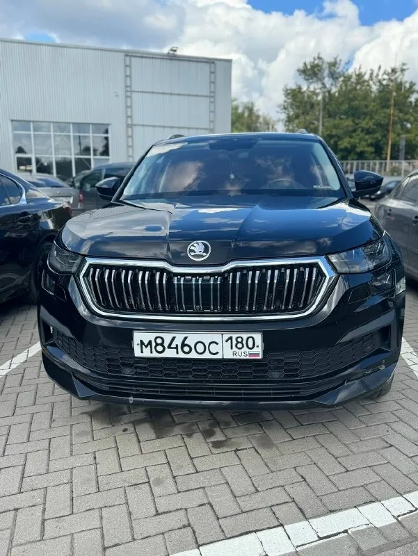 Продам срочно skoda kodiaq. в самой максимальной комплектации laurin & klement. есть все. skoda kodiaq, 2.0 амт, 180 л. с. 2022, оригинальный пробег 172.000км. по салону ничего не затерто, все в отличном состоянии! официальный авто, в самой топовой комплектации. покупался в салоне в 2022 году. не бита, не крашена. авто в идеальном состоянии как по салону, так и по кузову. первый владелец. переоформление любое. мотор работает ровно, не троит, (пробег 70% трасса) морда в пленке. коробка без рывков и пинков. вложений абсолютно никаких не требует. любые проверки на ваших сто, за ваш счет. осмотр донецк-ростов. цена: 3.300.000, торг. заинтересованных прошу обращаться по телефону +79494999366 тг @ragib_001 📞 звоните: +7(949)4999366 - фотография - 3