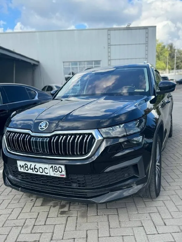 Продам срочно skoda kodiaq. в самой максимальной комплектации laurin & klement. есть все. skoda kodiaq, 2.0 амт, 180 л. с. 2022, оригинальный пробег 172.000км. по салону ничего не затерто, все в отличном состоянии! официальный авто, в самой топовой комплектации. покупался в салоне в 2022 году. не бита, не крашена. авто в идеальном состоянии как по салону, так и по кузову. первый владелец. переоформление любое. мотор работает ровно, не троит, (пробег 70% трасса) морда в пленке. коробка без рывков и пинков. вложений абсолютно никаких не требует. любые проверки на ваших сто, за ваш счет. осмотр донецк-ростов. цена: 3.300.000, торг. заинтересованных прошу обращаться по телефону +79494999366 тг @ragib_001 📞 звоните: +7(949)4999366 - фотография - 4