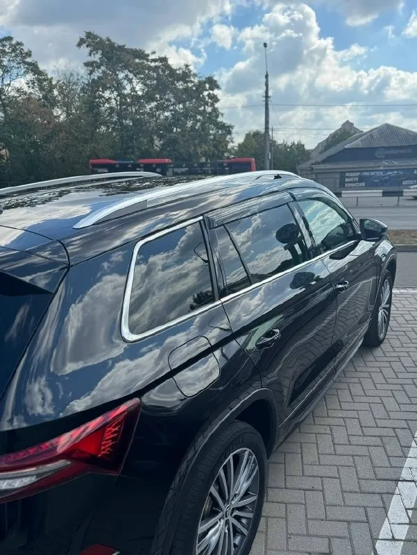 Продам срочно skoda kodiaq. в самой максимальной комплектации laurin & klement. есть все. skoda kodiaq, 2.0 амт, 180 л. с. 2022, оригинальный пробег 172.000км. по салону ничего не затерто, все в отличном состоянии! официальный авто, в самой топовой комплектации. покупался в салоне в 2022 году. не бита, не крашена. авто в идеальном состоянии как по салону, так и по кузову. первый владелец. переоформление любое. мотор работает ровно, не троит, (пробег 70% трасса) морда в пленке. коробка без рывков и пинков. вложений абсолютно никаких не требует. любые проверки на ваших сто, за ваш счет. осмотр донецк-ростов. цена: 3.300.000, торг. заинтересованных прошу обращаться по телефону +79494999366 тг @ragib_001 📞 звоните: +7(949)4999366 - фотография - 5