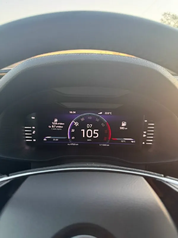 Продам срочно skoda kodiaq. в самой максимальной комплектации laurin & klement. есть все. skoda kodiaq, 2.0 амт, 180 л. с. 2022, оригинальный пробег 172.000км. по салону ничего не затерто, все в отличном состоянии! официальный авто, в самой топовой комплектации. покупался в салоне в 2022 году. не бита, не крашена. авто в идеальном состоянии как по салону, так и по кузову. первый владелец. переоформление любое. мотор работает ровно, не троит, (пробег 70% трасса) морда в пленке. коробка без рывков и пинков. вложений абсолютно никаких не требует. любые проверки на ваших сто, за ваш счет. осмотр донецк-ростов. цена: 3.300.000, торг. заинтересованных прошу обращаться по телефону +79494999366 тг @ragib_001 📞 звоните: +7(949)4999366 - фотография - 6