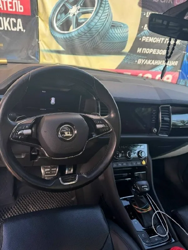 Продам срочно skoda kodiaq. в самой максимальной комплектации laurin & klement. есть все. skoda kodiaq, 2.0 амт, 180 л. с. 2022, оригинальный пробег 172.000км. по салону ничего не затерто, все в отличном состоянии! официальный авто, в самой топовой комплектации. покупался в салоне в 2022 году. не бита, не крашена. авто в идеальном состоянии как по салону, так и по кузову. первый владелец. переоформление любое. мотор работает ровно, не троит, (пробег 70% трасса) морда в пленке. коробка без рывков и пинков. вложений абсолютно никаких не требует. любые проверки на ваших сто, за ваш счет. осмотр донецк-ростов. цена: 3.300.000, торг. заинтересованных прошу обращаться по телефону +79494999366 тг @ragib_001 📞 звоните: +7(949)4999366 - фотография - 7