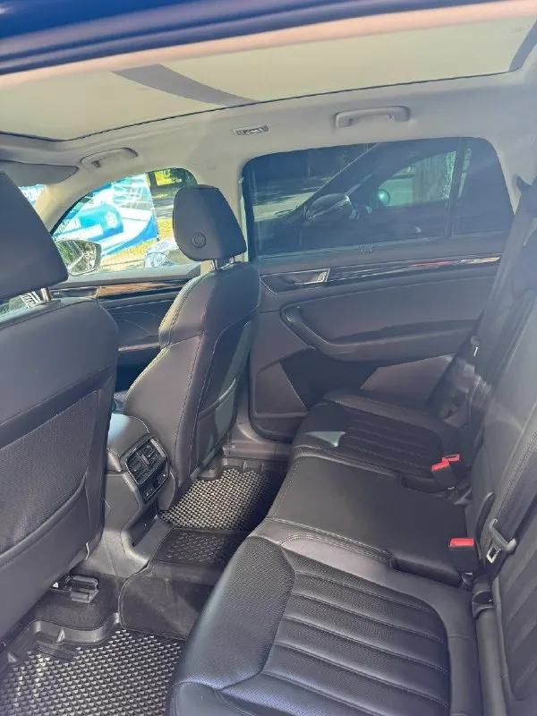 Продам срочно skoda kodiaq. в самой максимальной комплектации laurin & klement. есть все. skoda kodiaq, 2.0 амт, 180 л. с. 2022, оригинальный пробег 172.000км. по салону ничего не затерто, все в отличном состоянии! официальный авто, в самой топовой комплектации. покупался в салоне в 2022 году. не бита, не крашена. авто в идеальном состоянии как по салону, так и по кузову. первый владелец. переоформление любое. мотор работает ровно, не троит, (пробег 70% трасса) морда в пленке. коробка без рывков и пинков. вложений абсолютно никаких не требует. любые проверки на ваших сто, за ваш счет. осмотр донецк-ростов. цена: 3.300.000, торг. заинтересованных прошу обращаться по телефону +79494999366 тг @ragib_001 📞 звоните: +7(949)4999366 - фотография - 9