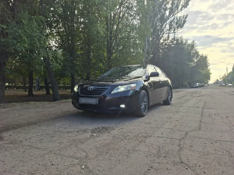 Продам toyota camry xv 40. 3.5л. 2008 г. в. ввезена в донецкую область в 2009 г. из японии. авто почти всё время использовалось в крыму. салон в хорошем состоянии, чёрная кожа, не замученный, не рваный, не прокурен. технически авто полностью исправно, есть мелкие недочёты по лкп ввиду возвраста автомобиля. освежили передний бампер, заменены туманки. эирбеги все заряжены, не стреляны. диски от 70го кузова r 17. свежая тормозная система advix. газа нет и не было. едет замечательно. на дальние поездки, очень хороша. кпп живая, обслужена. пинков, рывков нет. относились к авто бережно. в семье 2,5 года. обмен не интересует. цена 1 150 000, хороший торг нормальным людям. подробности по телефону +7 949 004 25 68 📞 звоните: +7(949)0042568 - фотография - 2