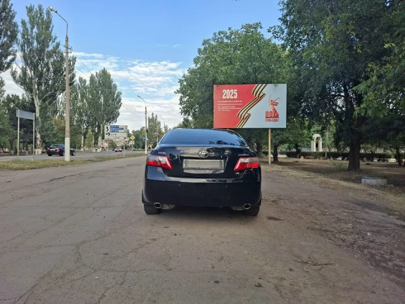 Продам toyota camry xv 40. 3.5л. 2008 г. в. ввезена в донецкую область в 2009 г. из японии. авто почти всё время использовалось в крыму. салон в хорошем состоянии, чёрная кожа, не замученный, не рваный, не прокурен. технически авто полностью исправно, есть мелкие недочёты по лкп ввиду возвраста автомобиля. освежили передний бампер, заменены туманки. эирбеги все заряжены, не стреляны. диски от 70го кузова r 17. свежая тормозная система advix. газа нет и не было. едет замечательно. на дальние поездки, очень хороша. кпп живая, обслужена. пинков, рывков нет. относились к авто бережно. в семье 2,5 года. обмен не интересует. цена 1 150 000, хороший торг нормальным людям. подробности по телефону +7 949 004 25 68 📞 звоните: +7(949)0042568 - фотография - 4
