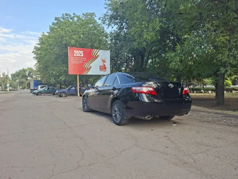 Продам toyota camry xv 40. 3.5л. 2008 г. в. ввезена в донецкую область в 2009 г. из японии. авто почти всё время использовалось в крыму. салон в хорошем состоянии, чёрная кожа, не замученный, не рваный, не прокурен. технически авто полностью исправно, есть мелкие недочёты по лкп ввиду возвраста автомобиля. освежили передний бампер, заменены туманки. эирбеги все заряжены, не стреляны. диски от 70го кузова r 17. свежая тормозная система advix. газа нет и не было. едет замечательно. на дальние поездки, очень хороша. кпп живая, обслужена. пинков, рывков нет. относились к авто бережно. в семье 2,5 года. обмен не интересует. цена 1 150 000, хороший торг нормальным людям. подробности по телефону +7 949 004 25 68 📞 звоните: +7(949)0042568 - фотография - 5