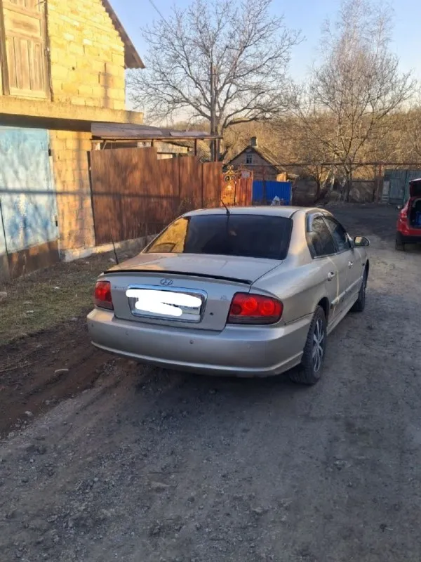 Hyundai соната 2005.год объем двигателя 2.7 автомат. полная комплектации. резина зимняя. електро привод сиденье климат контроль. музыка. с документами все отлично. прошол техосмотр. авто находится в горловке цена 470 руб небольшой торг. +79493757230. 📞 звоните: +7(949)3757230 - фотография - 1