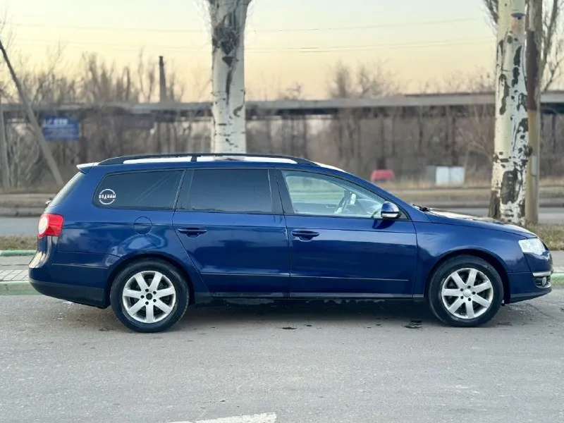 💶 цена: 520 📮 город: донецк 🚘 марка / модель: volkswagen passat b6 📅 год выпуска: 2006 📊 пробег: 340 ⛽ двигатель (тип, объем, мощность): 1.6 ✅ vin код: wvwzzz3cz7e083643 🔧 тип кпп: мкпп 👨‍⚖ владельцев в птс: 1 ⏳ срок владения: 1 📝 описание: продам пассат б6 универсал 2006 года мотор 1.6 самый простой без турбины, работает хорошо, не троит масло не ест. заводится с пол оборота. кпп механика, кондер работают, раздельный климат, печка дует, стеклоподъемники, электро ручник работает, подогрев сидений рабочий. круиз работает стоит газ евро 4, подвеска на 4, из последнего поменяно: шаровые. рулевые тяги. рулевые наконечники. тормозная жидкость. по кузову не гнилая! из минусов треснуто лобовое. немного секут штаны и стоит на временном учете на 5 лет, переоформить можно через 4 года либо же ездить так. отличный рабочий вариант с надежным и простым двигателем. цена 520 торг присутствует ☎ контактный телефон: +79493559607 - фотография - 3