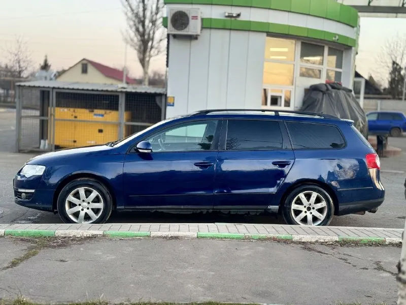 💶 цена: 520 📮 город: донецк 🚘 марка / модель: volkswagen passat b6 📅 год выпуска: 2006 📊 пробег: 340 ⛽ двигатель (тип, объем, мощность): 1.6 ✅ vin код: wvwzzz3cz7e083643 🔧 тип кпп: мкпп 👨‍⚖ владельцев в птс: 1 ⏳ срок владения: 1 📝 описание: продам пассат б6 универсал 2006 года мотор 1.6 самый простой без турбины, работает хорошо, не троит масло не ест. заводится с пол оборота. кпп механика, кондер работают, раздельный климат, печка дует, стеклоподъемники, электро ручник работает, подогрев сидений рабочий. круиз работает стоит газ евро 4, подвеска на 4, из последнего поменяно: шаровые. рулевые тяги. рулевые наконечники. тормозная жидкость. по кузову не гнилая! из минусов треснуто лобовое. немного секут штаны и стоит на временном учете на 5 лет, переоформить можно через 4 года либо же ездить так. отличный рабочий вариант с надежным и простым двигателем. цена 520 торг присутствует ☎ контактный телефон: +79493559607 - фотография - 5