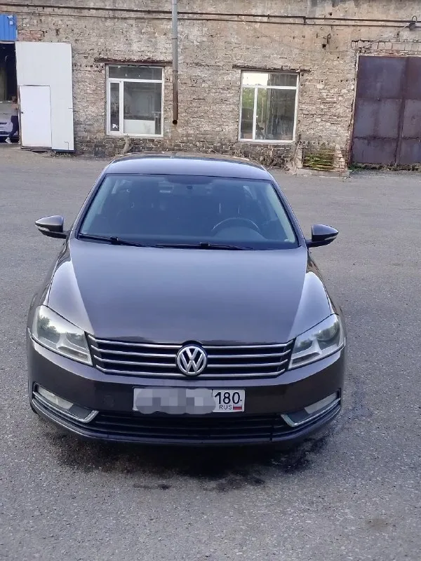 Продам vw passat b7 2012 г. выпуска. пробег 199тыс. км. двигатель 1.4т -саха без нареканий, акпп - dsg семиступенчатая переключает отлично, как положено без пинков и рывков. турбина дует, в исправном состоянии. салон в хорошем состоянии, не затерт, не прокурен. автомобиль находится в донецке. цена 850000 тыс. руб. т. +79495572393 - фотография - 1