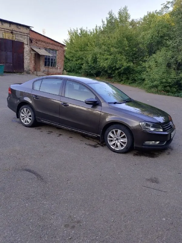 Продам vw passat b7 2012 г. выпуска. пробег 199тыс. км. двигатель 1.4т -саха без нареканий, акпп - dsg семиступенчатая переключает отлично, как положено без пинков и рывков. турбина дует, в исправном состоянии. салон в хорошем состоянии, не затерт, не прокурен. автомобиль находится в донецке. цена 850000 тыс. руб. т. +79495572393 - фотография - 2
