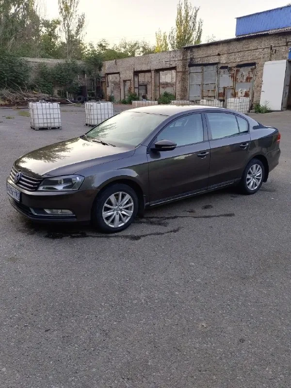 Продам vw passat b7 2012 г. выпуска. пробег 199тыс. км. двигатель 1.4т -саха без нареканий, акпп - dsg семиступенчатая переключает отлично, как положено без пинков и рывков. турбина дует, в исправном состоянии. салон в хорошем состоянии, не затерт, не прокурен. автомобиль находится в донецке. цена 850000 тыс. руб. т. +79495572393 - фотография - 3