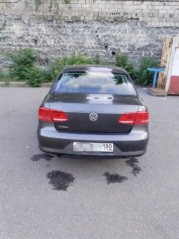 Продам vw passat b7 2012 г. выпуска. пробег 199тыс. км. двигатель 1.4т -саха без нареканий, акпп - dsg семиступенчатая переключает отлично, как положено без пинков и рывков. турбина дует, в исправном состоянии. салон в хорошем состоянии, не затерт, не прокурен. автомобиль находится в донецке. цена 850000 тыс. руб. т. +79495572393 - фотография - 4