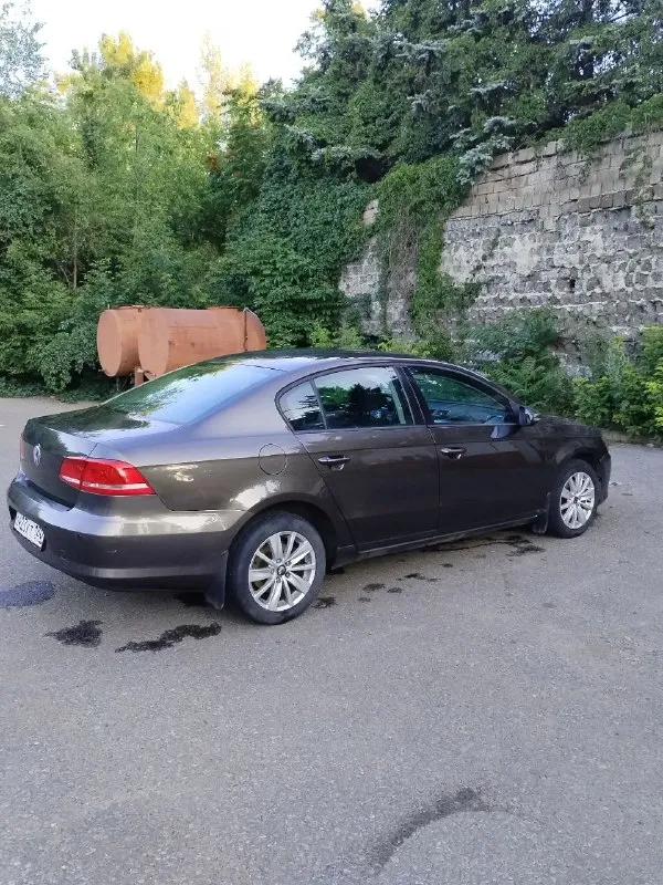 Продам vw passat b7 2012 г. выпуска. пробег 199тыс. км. двигатель 1.4т -саха без нареканий, акпп - dsg семиступенчатая переключает отлично, как положено без пинков и рывков. турбина дует, в исправном состоянии. салон в хорошем состоянии, не затерт, не прокурен. автомобиль находится в донецке. цена 850000 тыс. руб. т. +79495572393 - фотография - 5