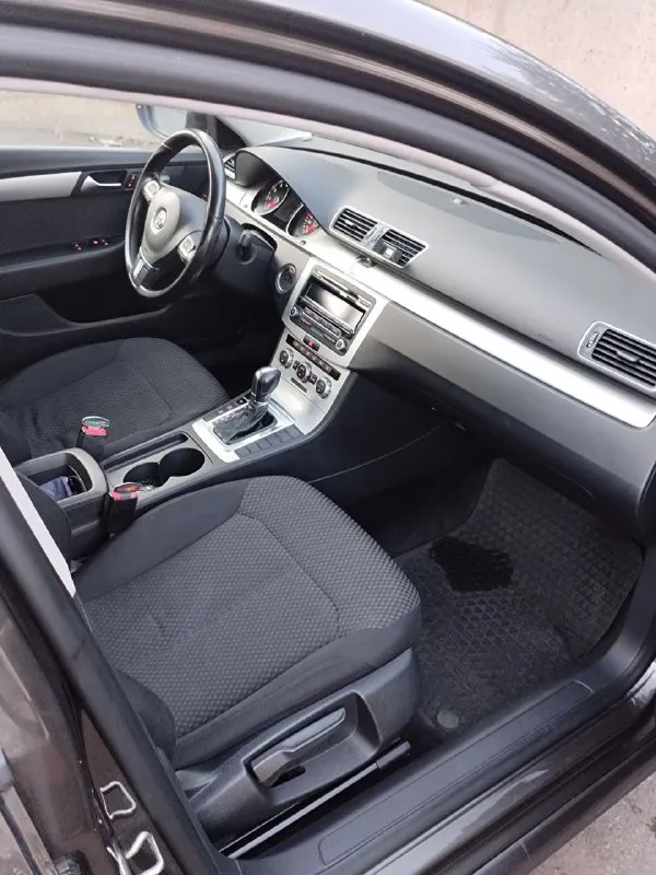 Продам vw passat b7 2012 г. выпуска. пробег 199тыс. км. двигатель 1.4т -саха без нареканий, акпп - dsg семиступенчатая переключает отлично, как положено без пинков и рывков. турбина дует, в исправном состоянии. салон в хорошем состоянии, не затерт, не прокурен. автомобиль находится в донецке. цена 850000 тыс. руб. т. +79495572393 - фотография - 7