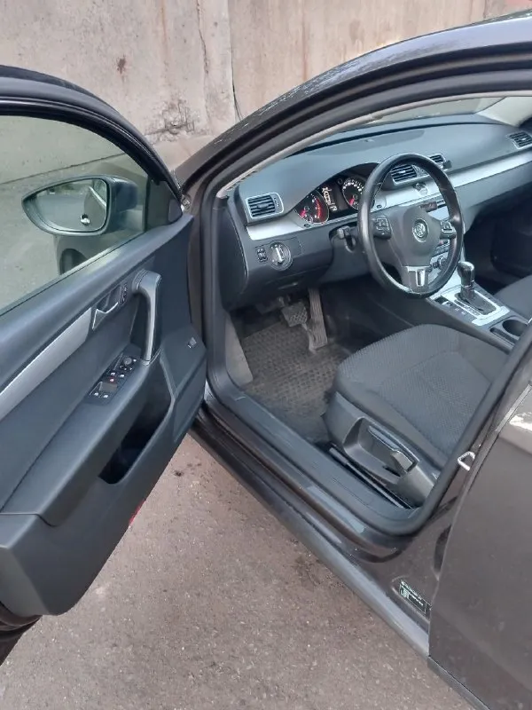 Продам vw passat b7 2012 г. выпуска. пробег 199тыс. км. двигатель 1.4т -саха без нареканий, акпп - dsg семиступенчатая переключает отлично, как положено без пинков и рывков. турбина дует, в исправном состоянии. салон в хорошем состоянии, не затерт, не прокурен. автомобиль находится в донецке. цена 850000 тыс. руб. т. +79495572393 - фотография - 8