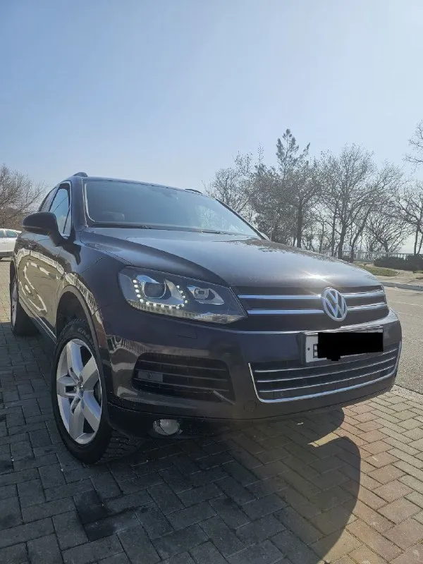 Продам volkswagen tuareg nf. 2011год в отличном техническом и внешнем состоянии. богатая комплектация:: электро привод сидений старт стоп авто холд webasto салон кожа алькантара, 4х зонный климат контроль. пневмаподвеска- обслуженна. адаптивный свет. подогрев лобового стекла подогрев руля подогрев всех сидений. диски r19 тех осмотр пройден. шикарный обслуженный автомобиль. г. донецк. +79493767460 цена 2020000рублей( небольшой торг) - фотография - 2