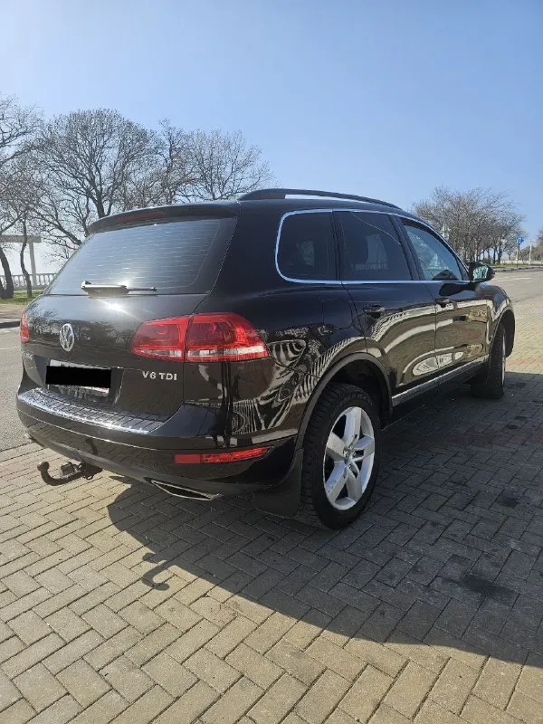 Продам volkswagen tuareg nf. 2011год в отличном техническом и внешнем состоянии. богатая комплектация:: электро привод сидений старт стоп авто холд webasto салон кожа алькантара, 4х зонный климат контроль. пневмаподвеска- обслуженна. адаптивный свет. подогрев лобового стекла подогрев руля подогрев всех сидений. диски r19 тех осмотр пройден. шикарный обслуженный автомобиль. г. донецк. +79493767460 цена 2020000рублей( небольшой торг) - фотография - 3