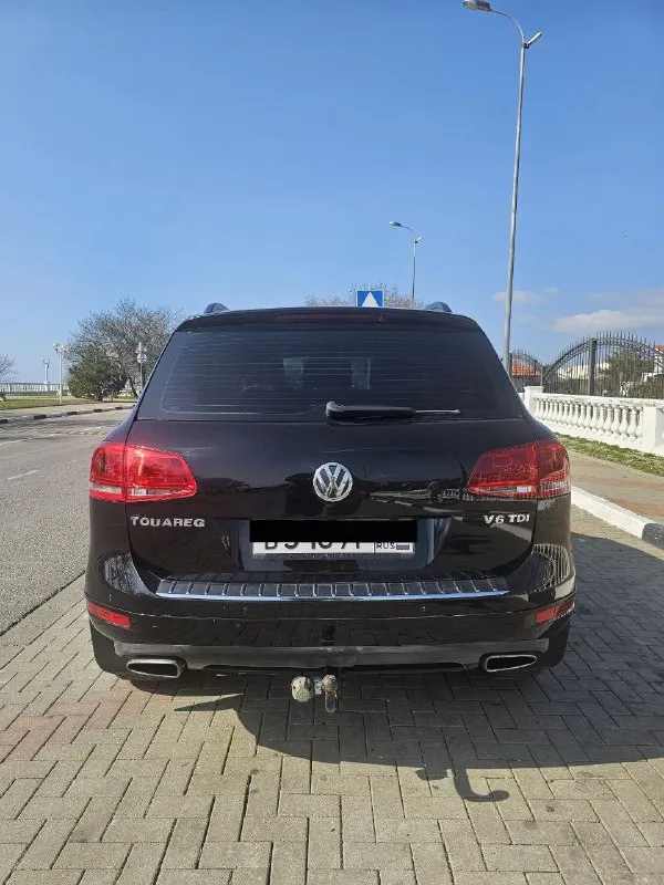 Продам volkswagen tuareg nf. 2011год в отличном техническом и внешнем состоянии. богатая комплектация:: электро привод сидений старт стоп авто холд webasto салон кожа алькантара, 4х зонный климат контроль. пневмаподвеска- обслуженна. адаптивный свет. подогрев лобового стекла подогрев руля подогрев всех сидений. диски r19 тех осмотр пройден. шикарный обслуженный автомобиль. г. донецк. +79493767460 цена 2020000рублей( небольшой торг) - фотография - 4