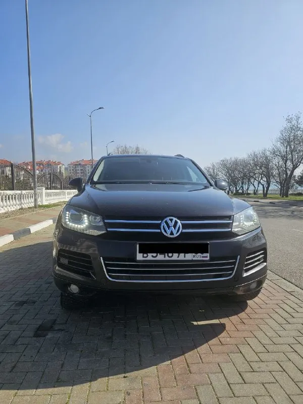 Продам volkswagen tuareg nf. 2011год в отличном техническом и внешнем состоянии. богатая комплектация:: электро привод сидений старт стоп авто холд webasto салон кожа алькантара, 4х зонный климат контроль. пневмаподвеска- обслуженна. адаптивный свет. подогрев лобового стекла подогрев руля подогрев всех сидений. диски r19 тех осмотр пройден. шикарный обслуженный автомобиль. г. донецк. +79493767460 цена 2020000рублей( небольшой торг) - фотография - 6