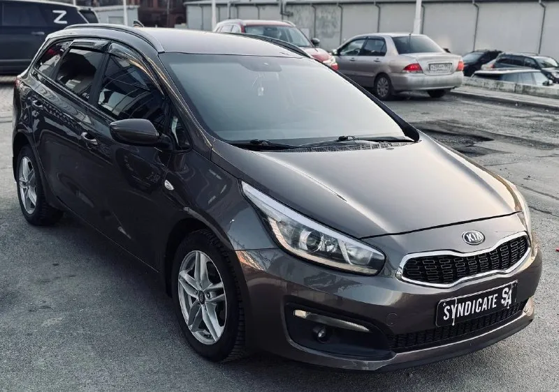 Продаю kia ceed 2017 универсал

Автомобиль в прекрасном состоянии!
Мотор: 1.6
Коробка: автомат
Пробег: 160.000 км

✅Кузов:
Без сколов и дефектов — выглядит достойно.

✅Техническая часть:
Автомобиль полностью исправен.
• Двигатель работает ровно, не дымит, не троит, не кипит, посторонних шумов нет
• Коробка передач переключается плавно, без пинков и задержек
• Никаких вложений не требуется

✅Салон:
Чистый и ухоженный, без потертостей и разрывов. За машиной следили.

Электрика:
Работает абсолютно всё: кондиционер, подогревы, каждая кнопка без исключений.

✅Комплектация и допы:
• 2 Ключа
• Автозапуск
• Диодная оптика (установлены диоды в два этажа)
• Фары в бронеплёнке

✅Автомобиль надёжный, неприхотливый и комфортный, отлично подойдёт как для города, так и для поездок.
Кому нужна автотека, скину по запросу!

📌 Готов к любым проверкам за ваш счёт
📞 Остались вопросы — звоните, с удовольствием отвечу.

☎️ +79064307686

📍До
📞 🇷🇺 Звоните: +7(906)4307686 - фотография - 1