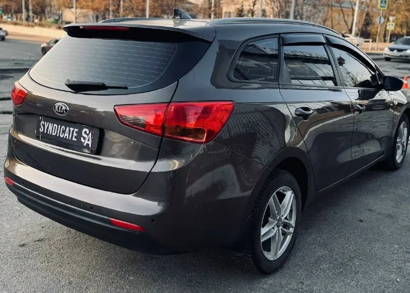 Продаю kia ceed 2017 универсал

Автомобиль в прекрасном состоянии!
Мотор: 1.6
Коробка: автомат
Пробег: 160.000 км

✅Кузов:
Без сколов и дефектов — выглядит достойно.

✅Техническая часть:
Автомобиль полностью исправен.
• Двигатель работает ровно, не дымит, не троит, не кипит, посторонних шумов нет
• Коробка передач переключается плавно, без пинков и задержек
• Никаких вложений не требуется

✅Салон:
Чистый и ухоженный, без потертостей и разрывов. За машиной следили.

Электрика:
Работает абсолютно всё: кондиционер, подогревы, каждая кнопка без исключений.

✅Комплектация и допы:
• 2 Ключа
• Автозапуск
• Диодная оптика (установлены диоды в два этажа)
• Фары в бронеплёнке

✅Автомобиль надёжный, неприхотливый и комфортный, отлично подойдёт как для города, так и для поездок.
Кому нужна автотека, скину по запросу!

📌 Готов к любым проверкам за ваш счёт
📞 Остались вопросы — звоните, с удовольствием отвечу.

☎️ +79064307686

📍До
📞 🇷🇺 Звоните: +7(906)4307686 - фотография - 4